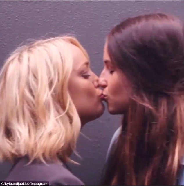 Viper reccomend goldie hawn lesbian kissing