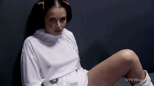 Princess leia fingers pussy with