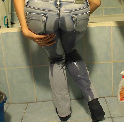 Snickers reccomend pissing her jeans